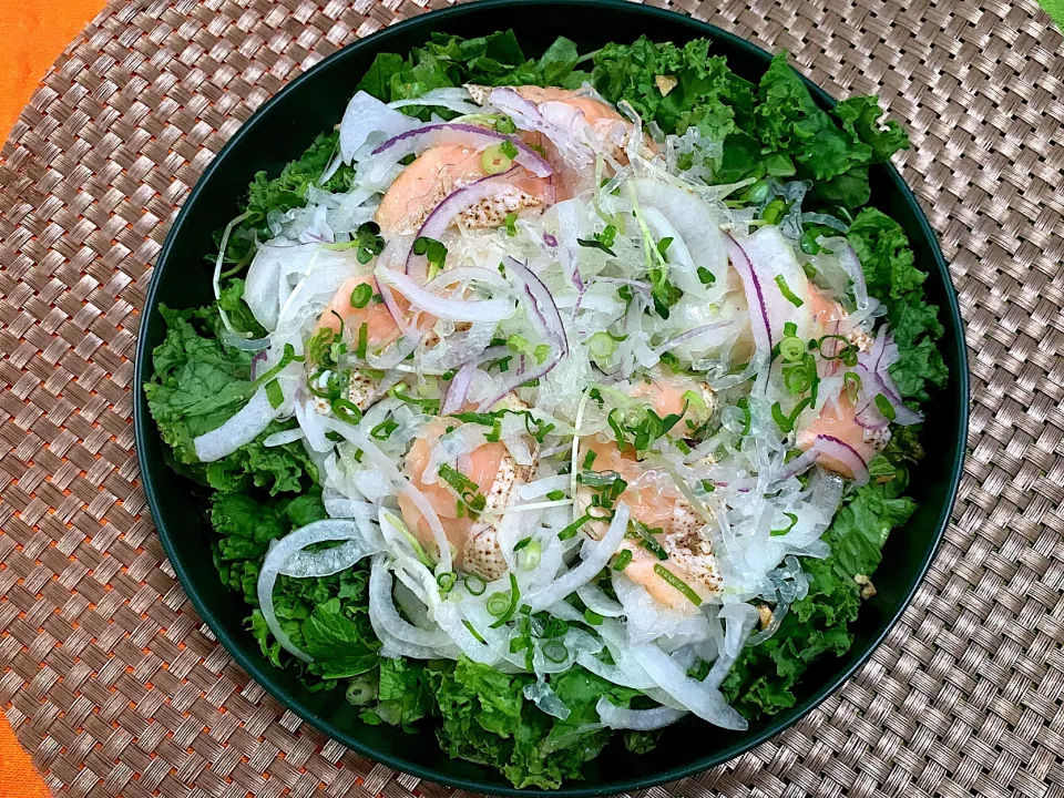 ケールやセロリと炙りアトランティックサーモンハラスのナッツサラダ🥗|yumyum😋さん