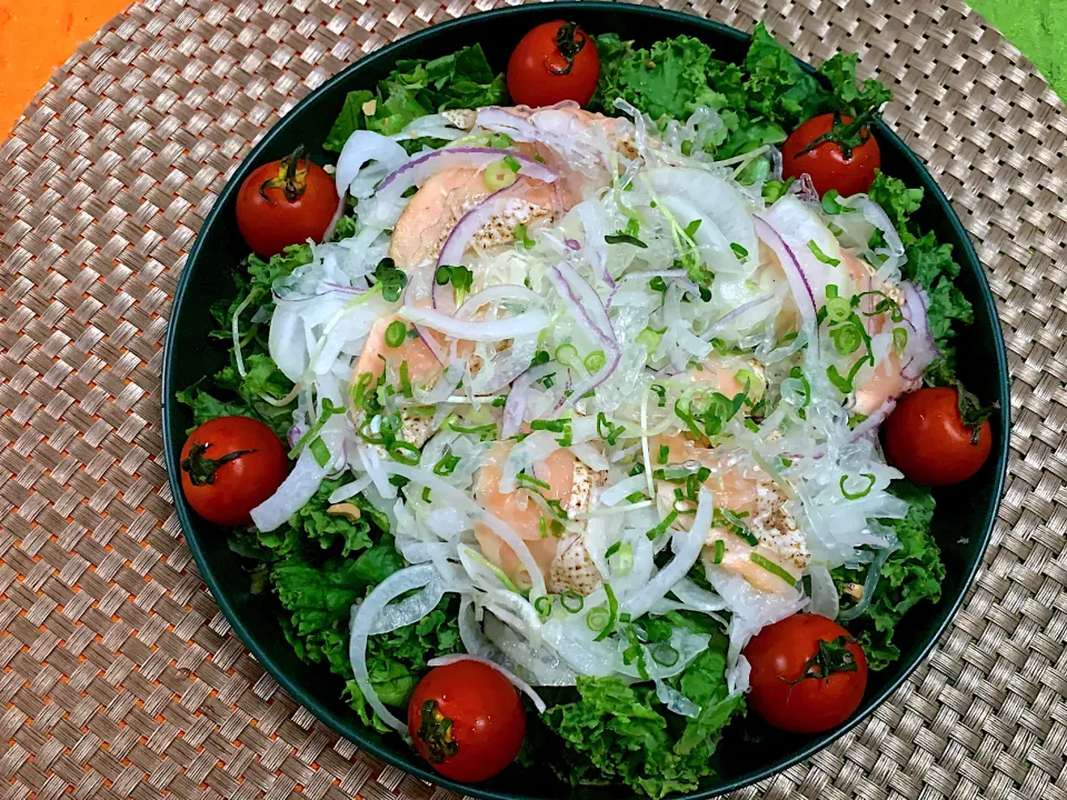 ケールやセロリと炙りアトランティックサーモンハラスのナッツサラダ🥗|yumyum😋さん