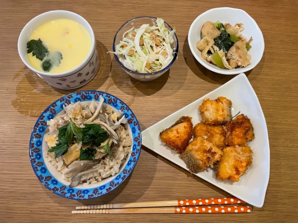 サーモンフライ まいたけの炊き込みごはん 納豆キャベツ 小松菜と油揚げのおひたし 茶碗蒸し|おーたたくとさん