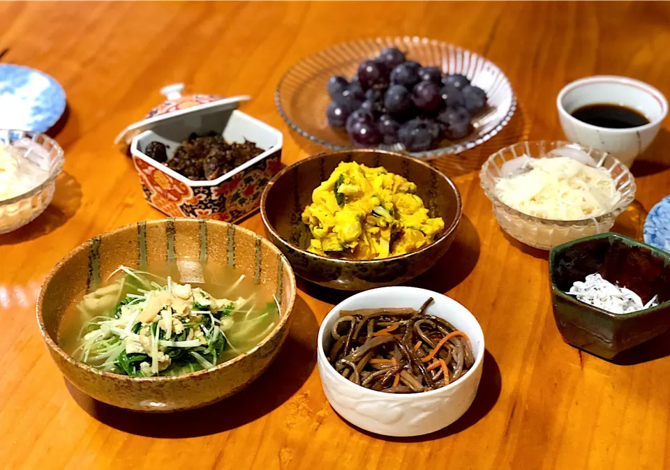 水菜とあげのサッと煮、ゼンマイ煮物、カボチャサラダ、馬スジと蒟蒻の煮物、巨峰、素麺、白魚|マユマユさん