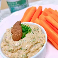 にんじんスティックとクリームチーズとササミとチリパウダーのディップと翠ジンソーダ