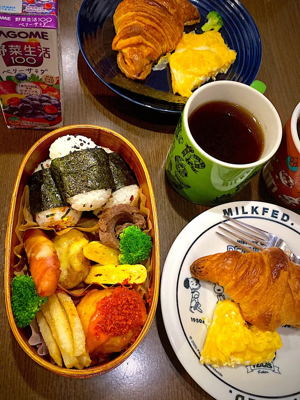 お弁当🍱　おむすび　鰹ふりかけ　胡麻塩　焼き海苔　出し巻き卵　蒸しブロッコリー　チーズハンバーグ　メルトチーズソーセージソテー　フレンチフライ　フライドチキン　オーロラ辛ソース　野菜ジュース　麦茶|ch＊K*∀o(^^*)♪さん