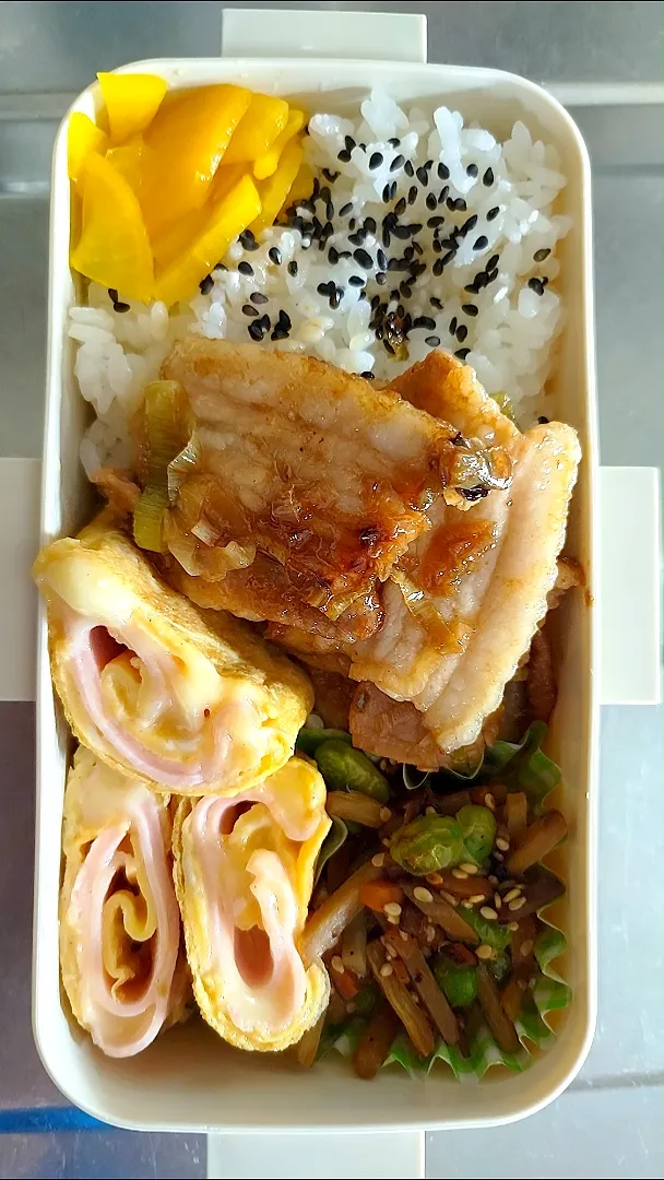 Snapdishの料理写真:旦那弁当　2022/9/17

しょうが焼き
ハム&チーズの玉子焼き
きんぴらごぼう|ユキヨメ♪さん