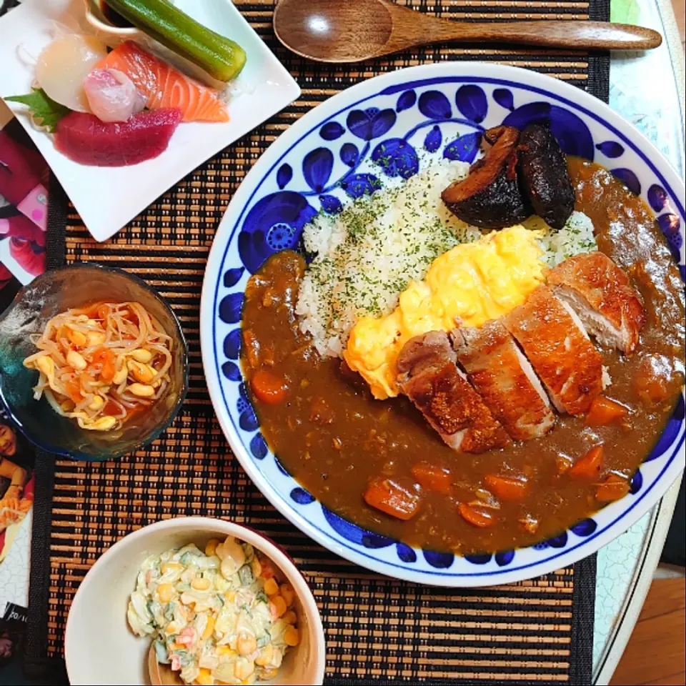 パリパリチキンとチーズオムレツのせてカレーライスの夕ご飯🍴|ポチさん