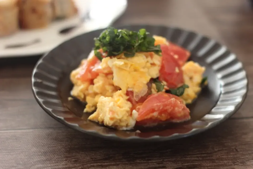 トマトと大葉と卵の塩炒め|ちいさなしあわせキッチンさん