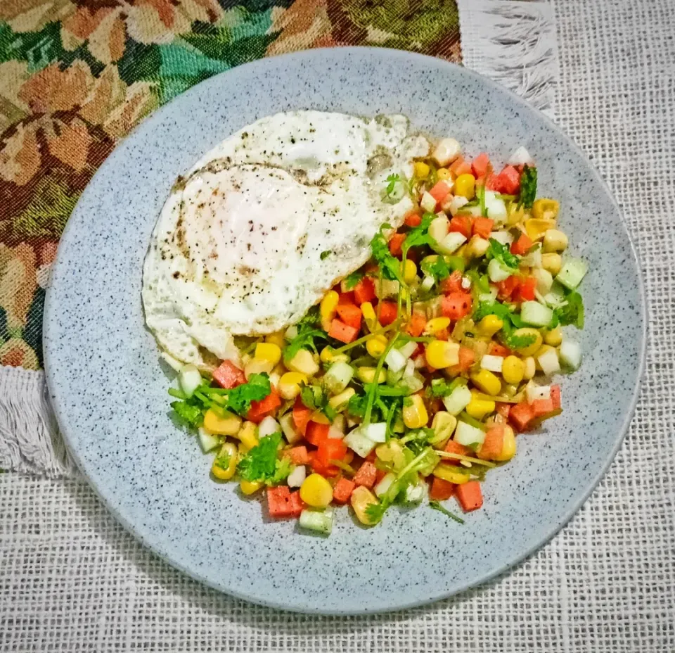 Egg with mixed fresh Salad|Happy Green Bowlさん