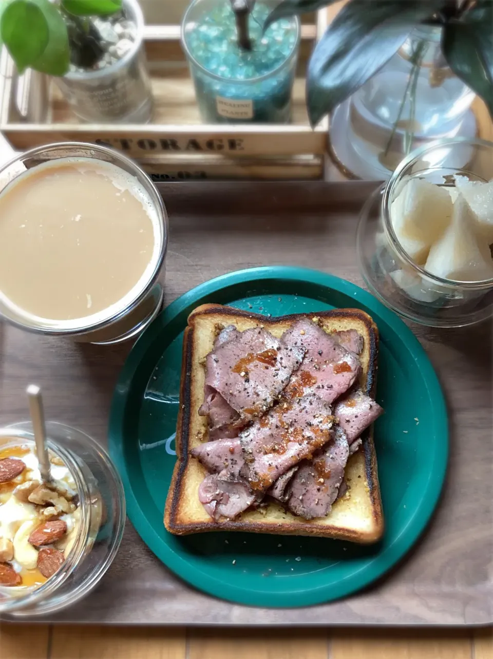 ローストビーフのオープンサンド🥪豊水梨🍐ミックスナッツの豆乳ヨーグルト🍯ソイラテ☕️|gunlove❤さん