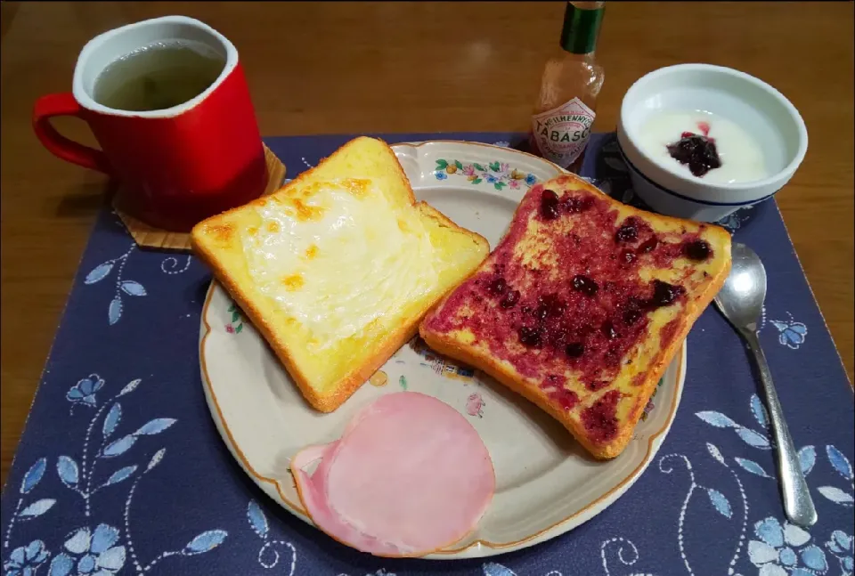 ハムチーズトースト&ブルーベリージャムトースト(朝ご飯)|enarinさん