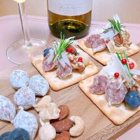 サラミとブルサンのカナッペとフランスの白ワイン（ドメーヌタリケプルミエールグリヴェ）