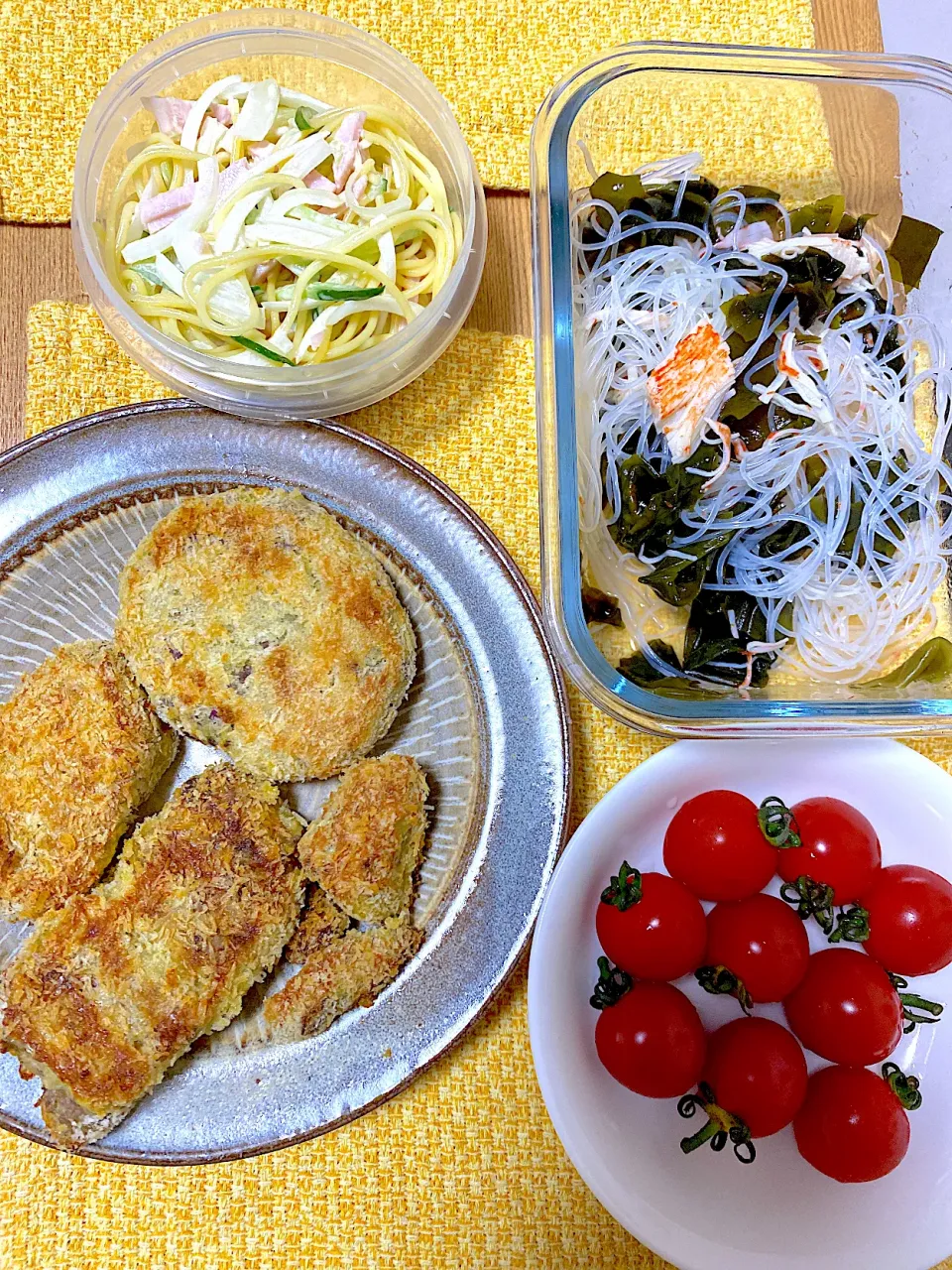 さつまいも消費に🍠さつまいもカレー味コロッケ、さつまいもノーマルコロッケ、春雨とわかめの梅酢酢の物、スパサラ🥗|1614さん