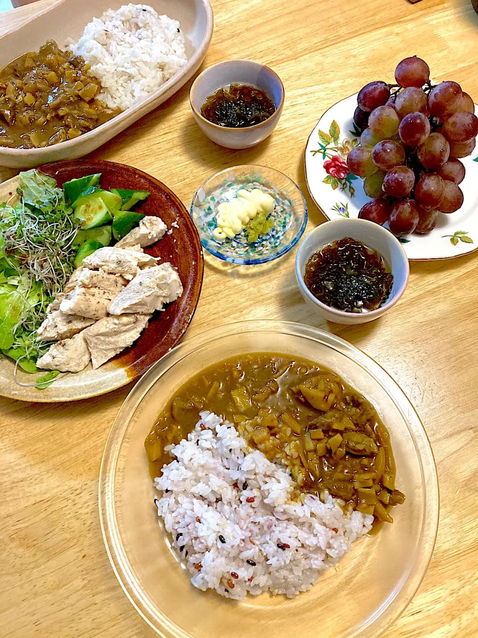 牛すじとレンコンのカレー❤️おうちシェフProでサラダチキン❤️もずく黒酢❤️ベリーA🍇|さくたえさん