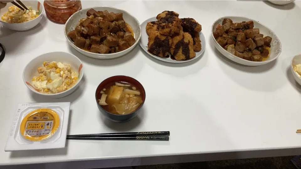 Snapdishの料理写真:晩御飯☆タラカツ☆サイコロステーキ☆サラダ（コーン、ツナ、卵）☆みそ汁（厚揚げ、キャベツ、えのき、エリンギ）|Saharaさん