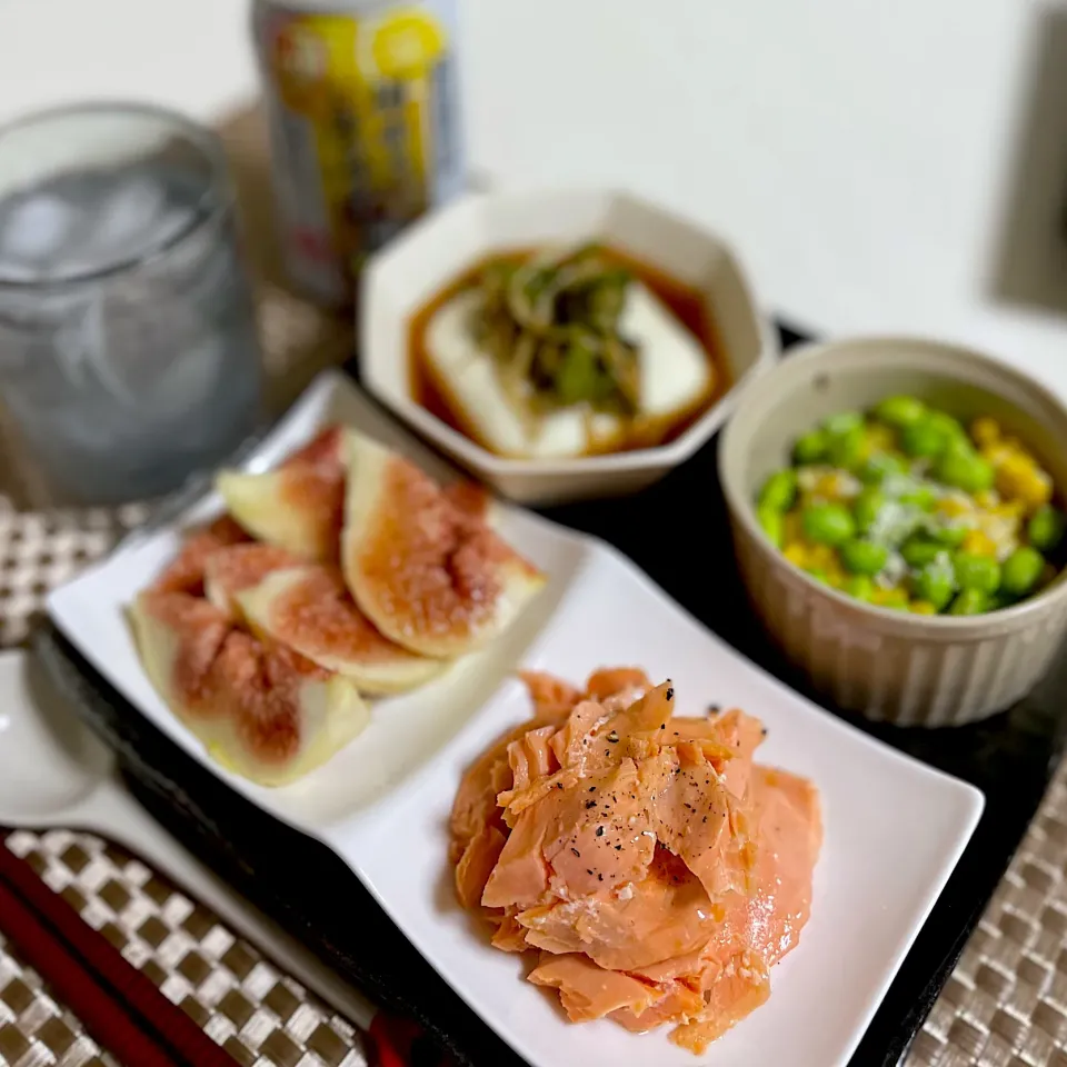 Snapdishの料理写真:9/17晩ご飯：燻製サーモンで晩酌|ななみんさん