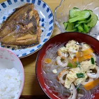 Snapdishの料理写真:カレイ煮付け、春雨スープ、キュウリの浅漬け|あずきさん