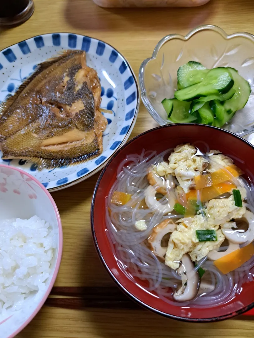 Snapdishの料理写真:カレイ煮付け、春雨スープ、キュウリの浅漬け|あずきさん