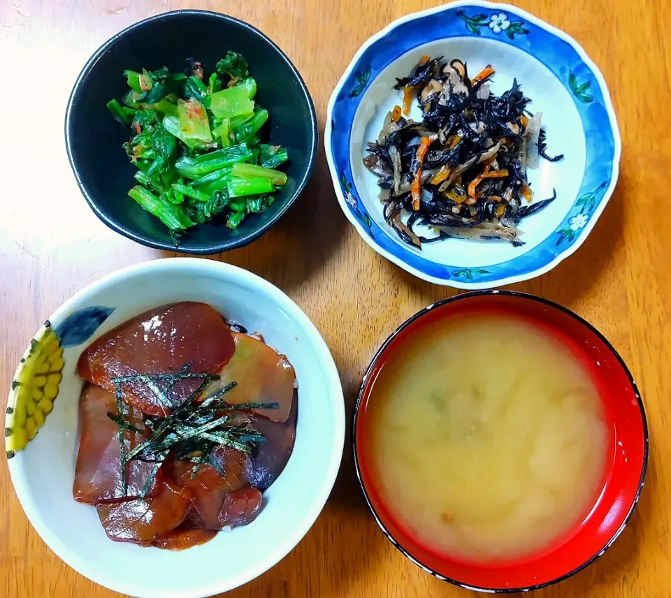 2022 0914　まぐろの漬け丼　小松菜のおひたし　ひじきの煮物　なめことわかめのお味噌汁|いもこ。さん