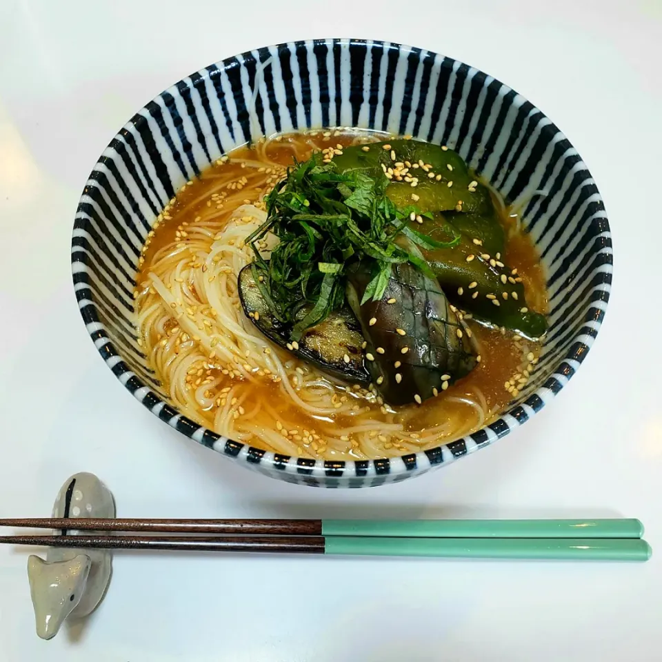 Snapdishの料理写真:ひとり暮らしの昼ごはん
煮びたしのせ、そうめん|keeijnsさん