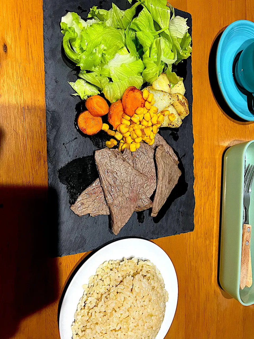 今日はポークじゃなくてビーフで #夕飯　ロウカット玄米ライス、ビーフ(塩味)、肉汁炒め野菜コーン、レタス|ms903さん