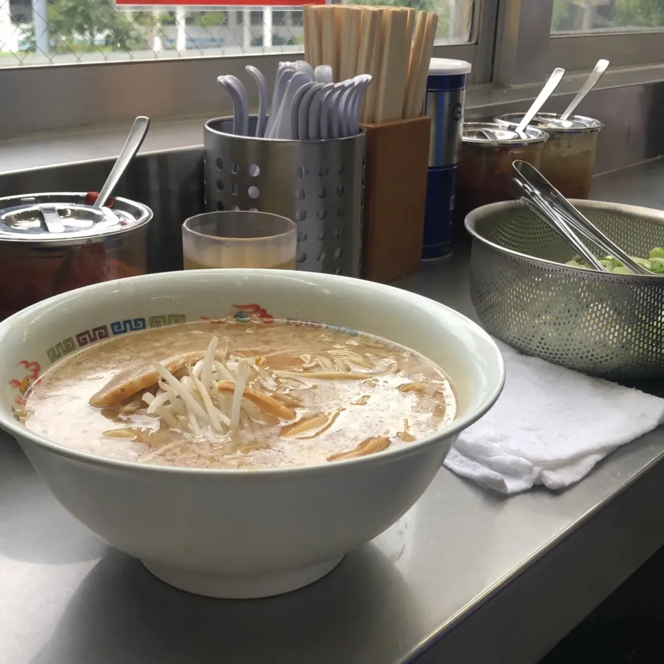 Snapdishの料理写真:今日も　＃ラーメン　今日も　＃ホープ軒　今日は曇り　＃朝ラー　＃夜勤明け|Hajime Sakaiさん