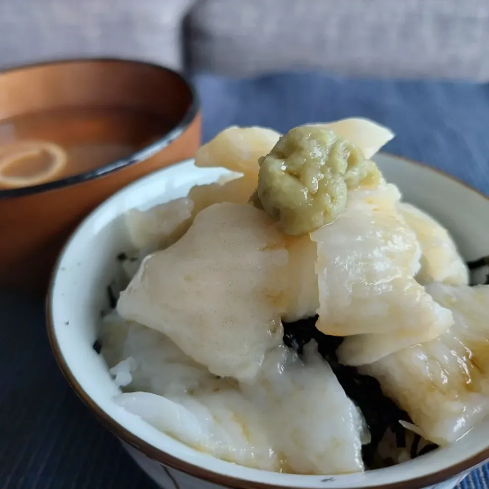 Snapdishの料理写真:遅い朝ごはん　えんがわ丼|しあるさん