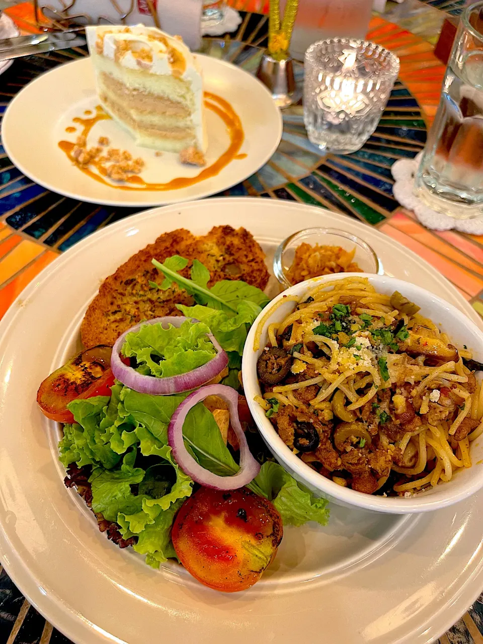 Cafe Mary Grace’s Olive and Chorizo Pasta, Local Greens with Chili Daing Dressing and Salted Caramel Cake|Victorio G.さん