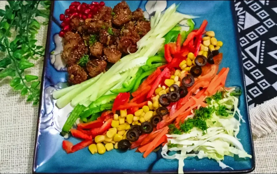 Sesame Beef stir fried with freshly chopped Rainbow salad with mayo lime pepper dressing.|Happy Green Bowlさん