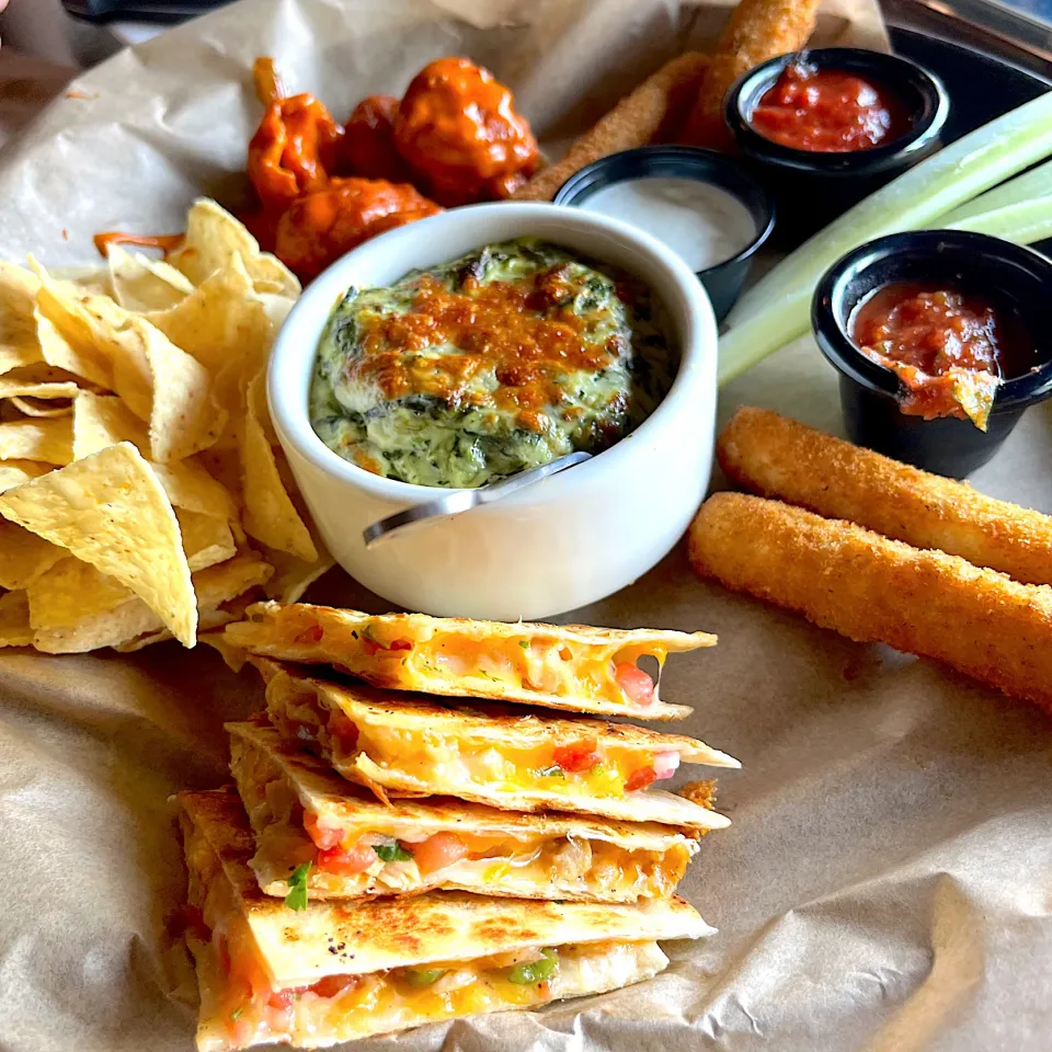 Quezadilla, spinach dip, chips, buffalo chicken, & mozarella cheese|🌺IAnneさん