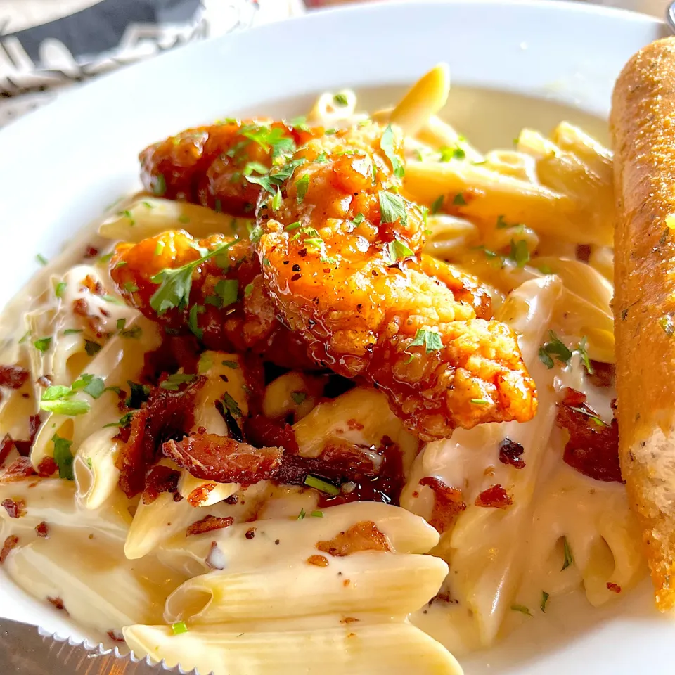 4 cheese mac & cheese topped with honey spicy chicken tenders|🌺IAnneさん