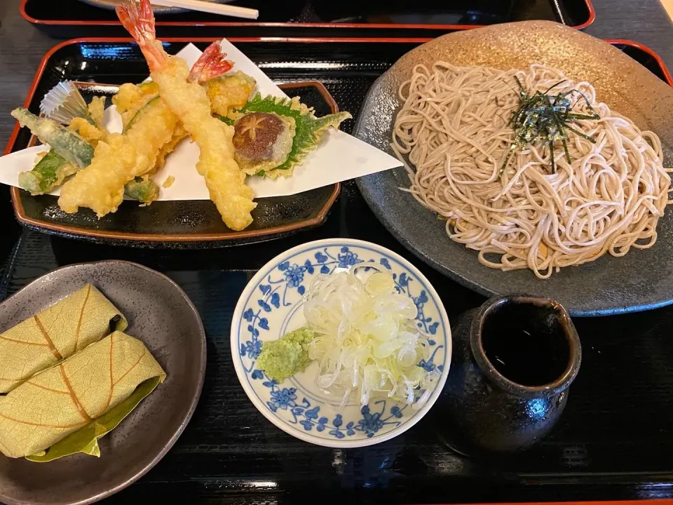 Snapdishの料理写真:天ざるそば大盛🦐柿の葉寿司セット|buhizouさん