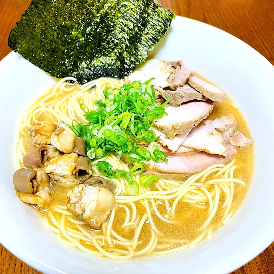 Snapdishの料理写真:家・博多一双風　もつ入りラーメン|Akira Sugiharaさん