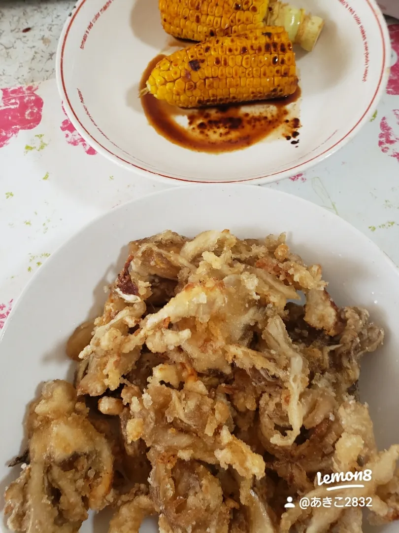 舞茸のから揚げ焼きもろこしは写り混んじゃいましたすいません🙏舞茸は食べやすい大きさにきり、めんつゆ大さじ2、生姜チューブ少々、にんにくチューブ各少々、ジップロックやビニール袋にいれ軽く揉み込んだら、片栗粉たっぷりまぶしてフライパンに二センチくらいの高さに油をいれ、全体的に揚げたら舞茸のから揚げ完成です(^-^)/|あきこさん