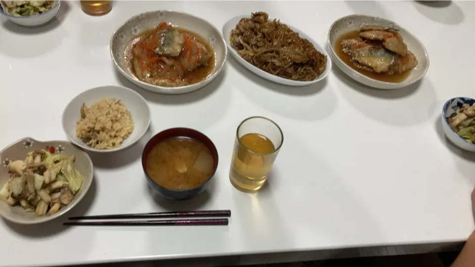 Snapdishの料理写真:晩御飯☆あさりの炊き込みご飯☆鯵の南蛮漬け☆もやしのにんにく醤油炒め☆胡麻和え（キャベツ、しめじ）☆みそ汁（大根、しめじ、キャベツ）|Saharaさん