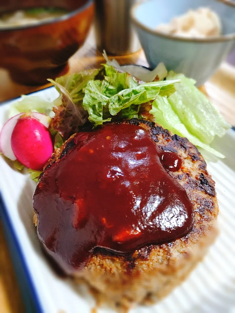 おうちごはんの定番メニュー、ハンバーグ、ソースはケチャップ、中濃ソース、焼肉のタレで旨いソースになる|mikeyさん