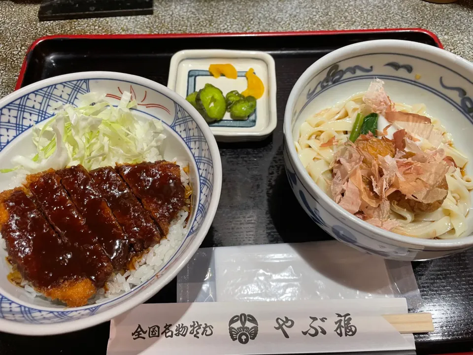 名古屋飯　半々セット1100円也|にゃふてんさん