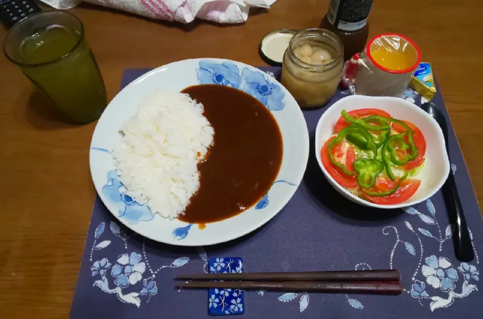 カレーライスとサラダとデザート(夕飯)|enarinさん