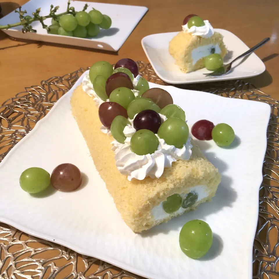 シャインマスカットとクィーンニーナのロールケーキ|さらっと🍀さん