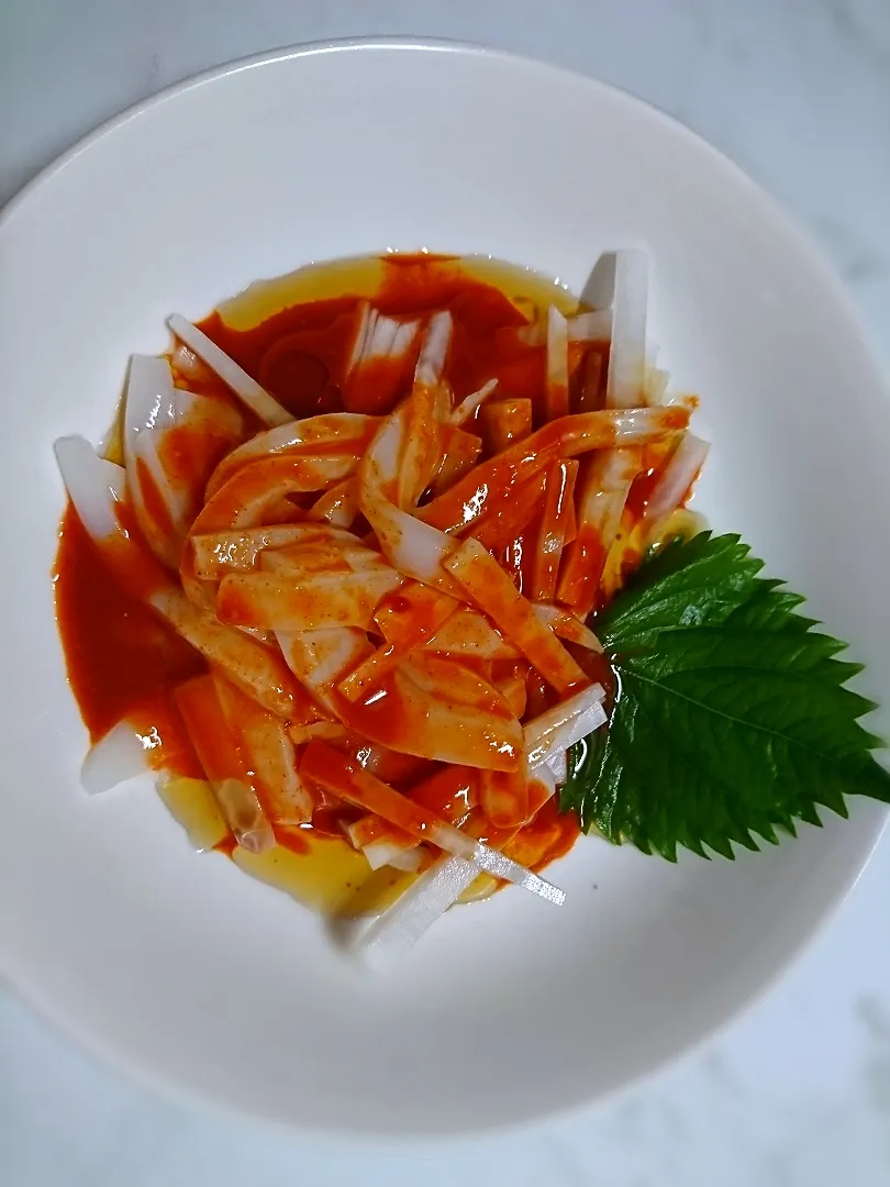 今日の調理
狸の宴シリーズ
今宵の献立

[前菜]
オクラの胡麻和え(和食)
涼拌木耳(支那料理/四川版)

[お刺身]
鰹の叩き&なめろう(和食)
烏賊フェ(朝鮮料理)←写真の物
(無化調/無添加/狸特製)

[主菜]
貴妃鶏翅(手羽先の煮込み)
※保存してた物
[〆]
あくまで予定。
此処迄、たどり着けるのか⁉️( ・∀・)
中華冷麺or韓国冷麺

[今宵の御酒]
ビール
(第三の擬き物)
紹興酒
(安い三年物)
＼(^o^)／
〆の蒸留酒
(白酒代わりに常備のウォッカ)

皆様の幸せに乾杯‼️
( ・∀・)っ✨🍻🎶

台風来てるから、
皆様気を付けて下さい。
余計な事で外出しません様に‼️
(*｀･ω･)ゞ|タヌキさん