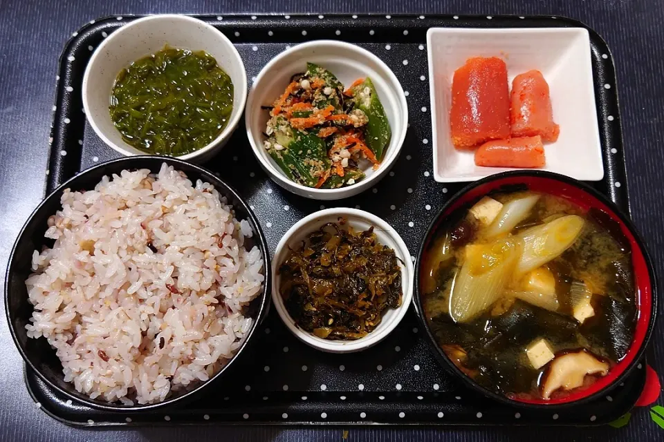 今日の朝ごはん（十六穀ごはんに辛子明太子（稚加榮・千曲屋）、オクラのごま和え、めかぶ、長ねぎのみそ汁、辛子高菜）|Mars＠釜飯作り研究中さん