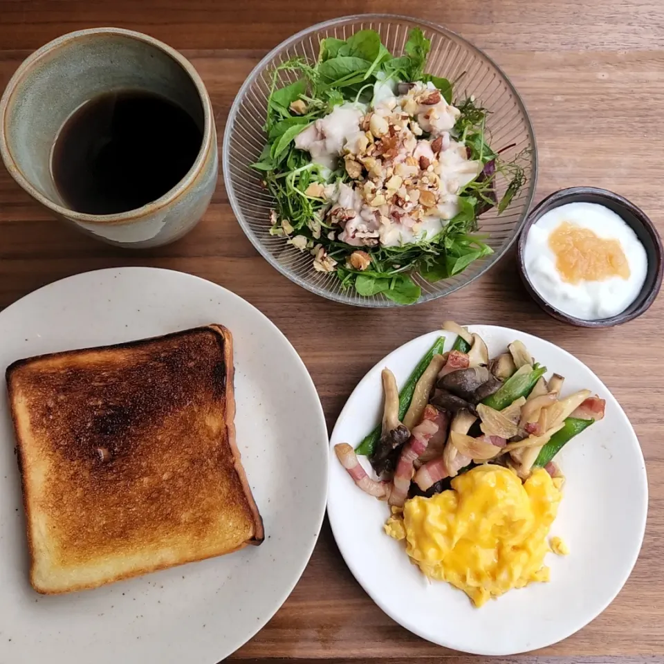 Snapdishの料理写真:20220919
トースト
たまご
キノコのソテー
チキンナッツサラダ
ヨーグルト|noccoさん