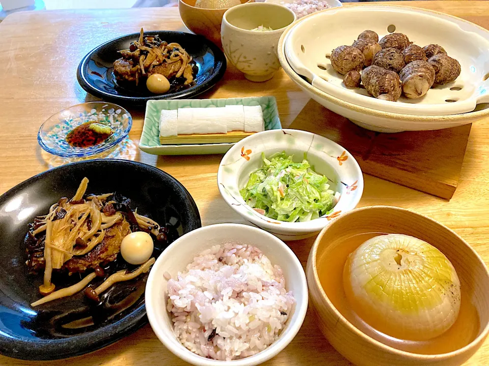 おうちシェフProで玉ねぎ丸ごとスープ🤍キノコの照り焼きソースハンバーグ🤍いたわさ🤍蒸し里芋(赤穂の塩で)🤍レタスとハムのサラダ(酒粕＆マヨネーズ合え)|さくたえさん