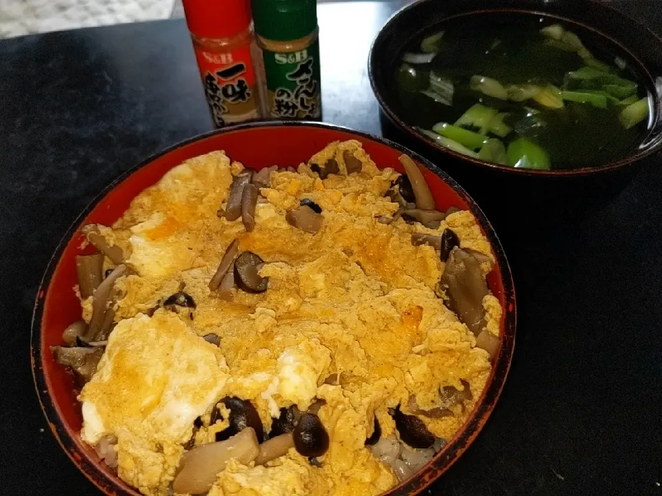 夜勤明け黒舞茸&しめじ卵とじ丼・ワカメ&長葱すまし汁|Tarou  Masayukiさん