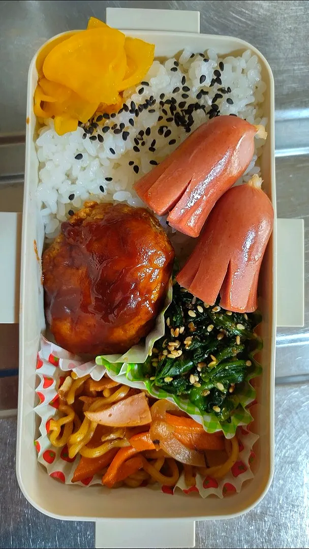 旦那弁当　2022/9/19

デミハンバーグ
タコさんウインナー
ほうれん草のごま和え
焼きそば|ユキヨメ♪さん