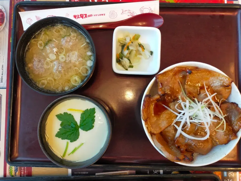 豚丼と鰯のつみれ汁とジャンボ茶碗蒸し|フージさん