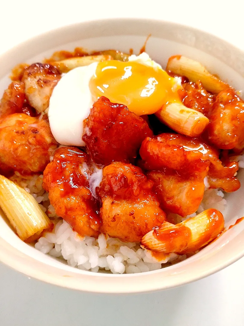 ヤンニョムチキン丼|烏賊シャトルさん