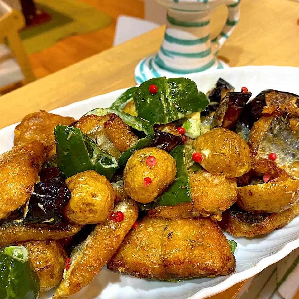 😋鯖の竜田揚げとジャガイモのカレーマヨ和え　かんたん酢とカレー粉とマヨネーズを絡めて…|moyukitaさん