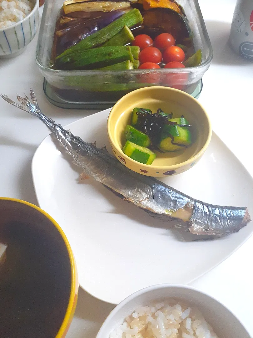 Snapdishの料理写真:☆夕飯☆秋刀魚、塩昆布胡瓜、野菜煮浸し、味噌汁、玄米入りごはん|ｼｮｺﾗさん