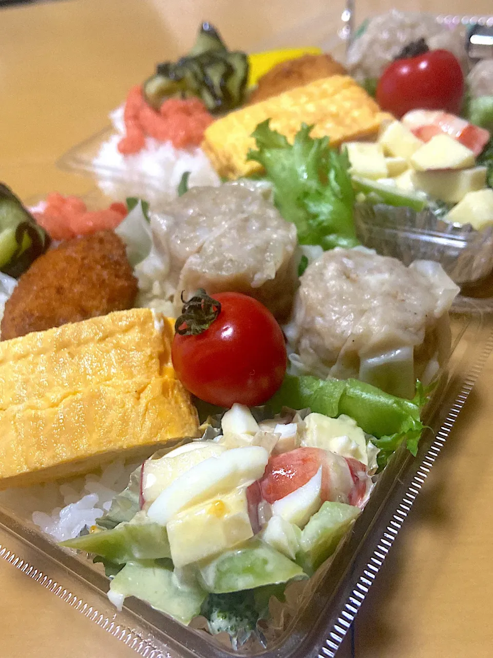 息子持ち帰り弁当　しゅうまい・卵焼き・エビとりんごとブロッコリー🥦サラダ‼️|サチ😊さん