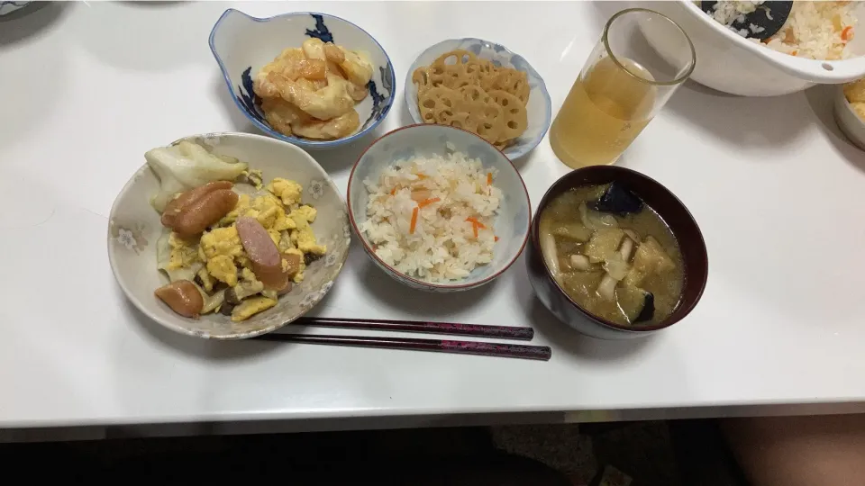 晩御飯_:(´ཀ`」 ∠):☆ちらし寿司☆エビマヨ☆れんこんのきんぴら☆ウインナー、しめじ、キャベツの卵炒め☆みそ汁（しめじ、キャベツ、揚げなす）今日は、朝から、雨風が強く、自転車移動の訪問介護は辛いな。１件買い物もあるしな。と思ってたら、両方の事務所から今日は車のヘルパーさんが代行するから今日の仕事は無しです。との連|Saharaさん