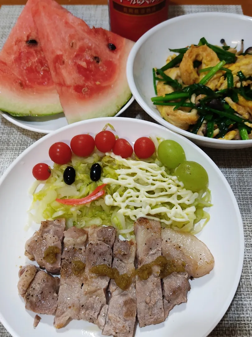 Snapdishの料理写真:豚肉のニンニクたっぷり炒め

明日会社なので少しためらったけど、やっぱりニンニクたっぷりにしちゃいました。
味付けは、塩少々と柚子胡椒。
焼き上がると、香ばしい豚肉の香りがひろがります。
堅くはないが歯ごたえのある豚肉に合うのです。|Rピージャーさん