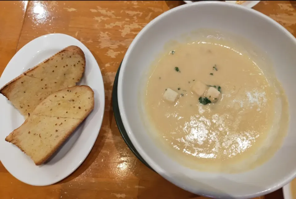 Snapdishの料理写真:コーンスープとガーリックパン🍞|フージさん